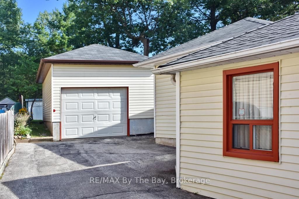 1152 Mosley St