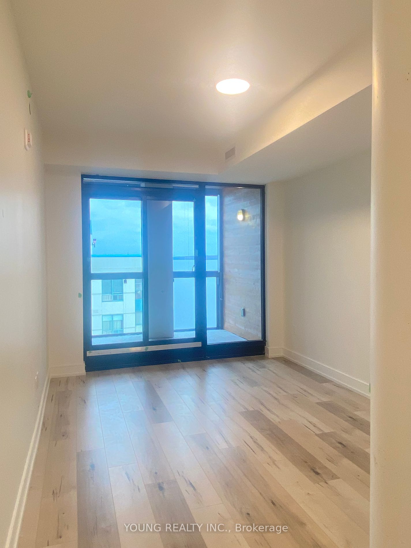 185 Dunlop St E, #813