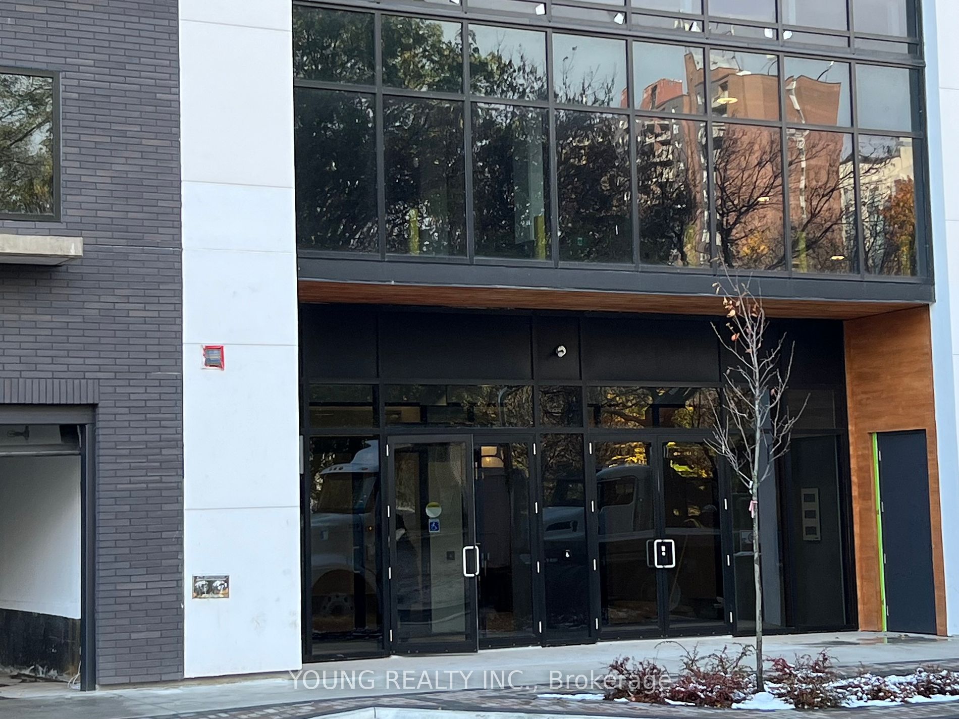 185 Dunlop St E, #813