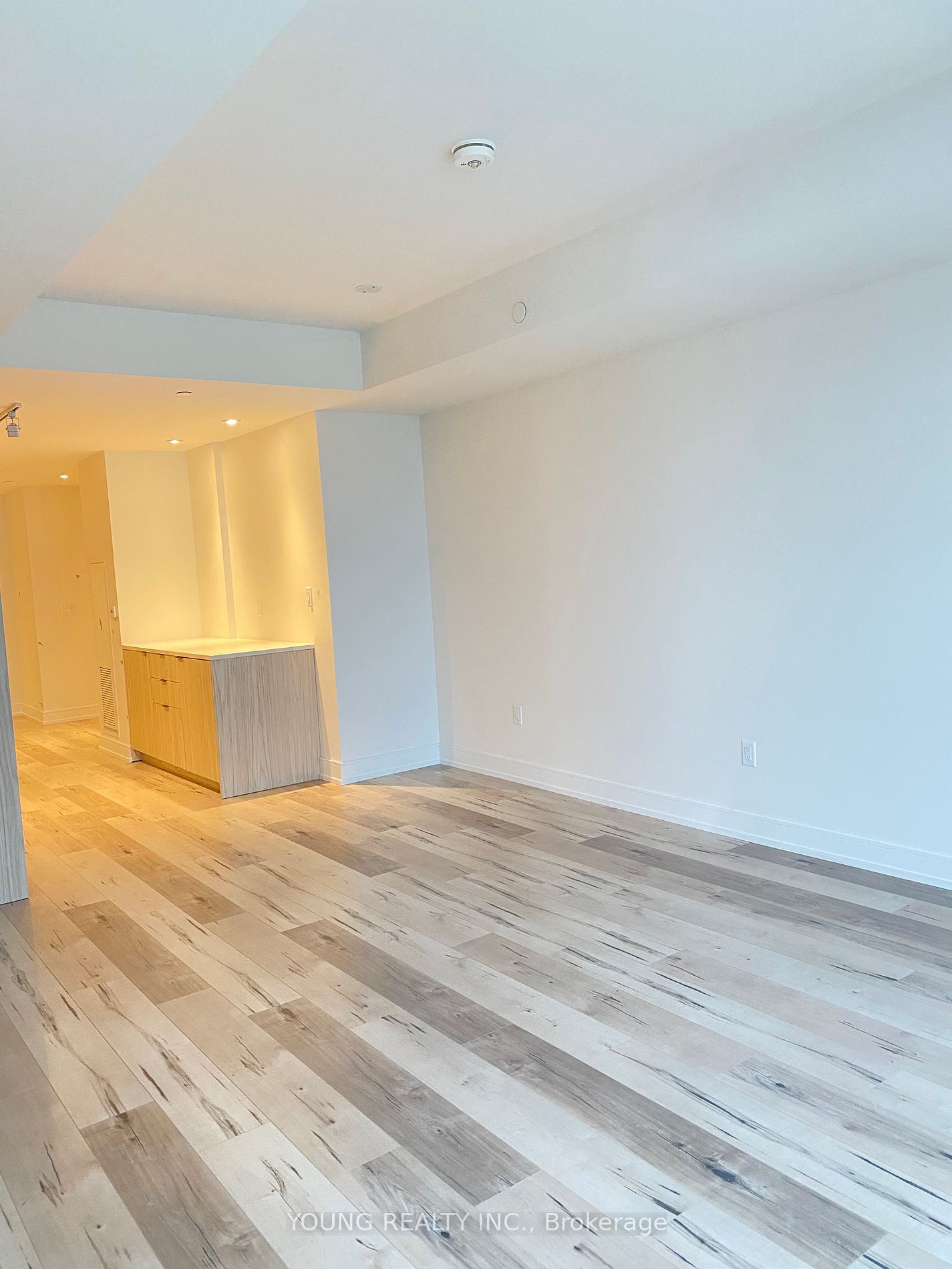 185 Dunlop St E, #813
