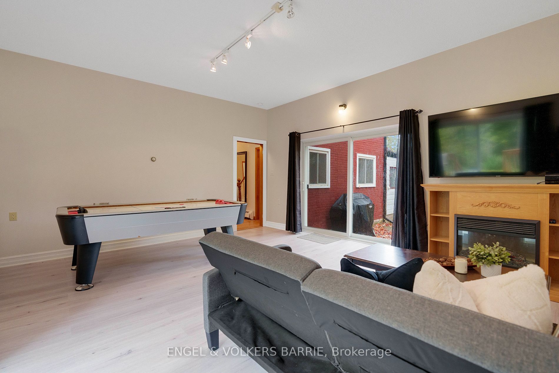 1186 Old Barrie Rd W
