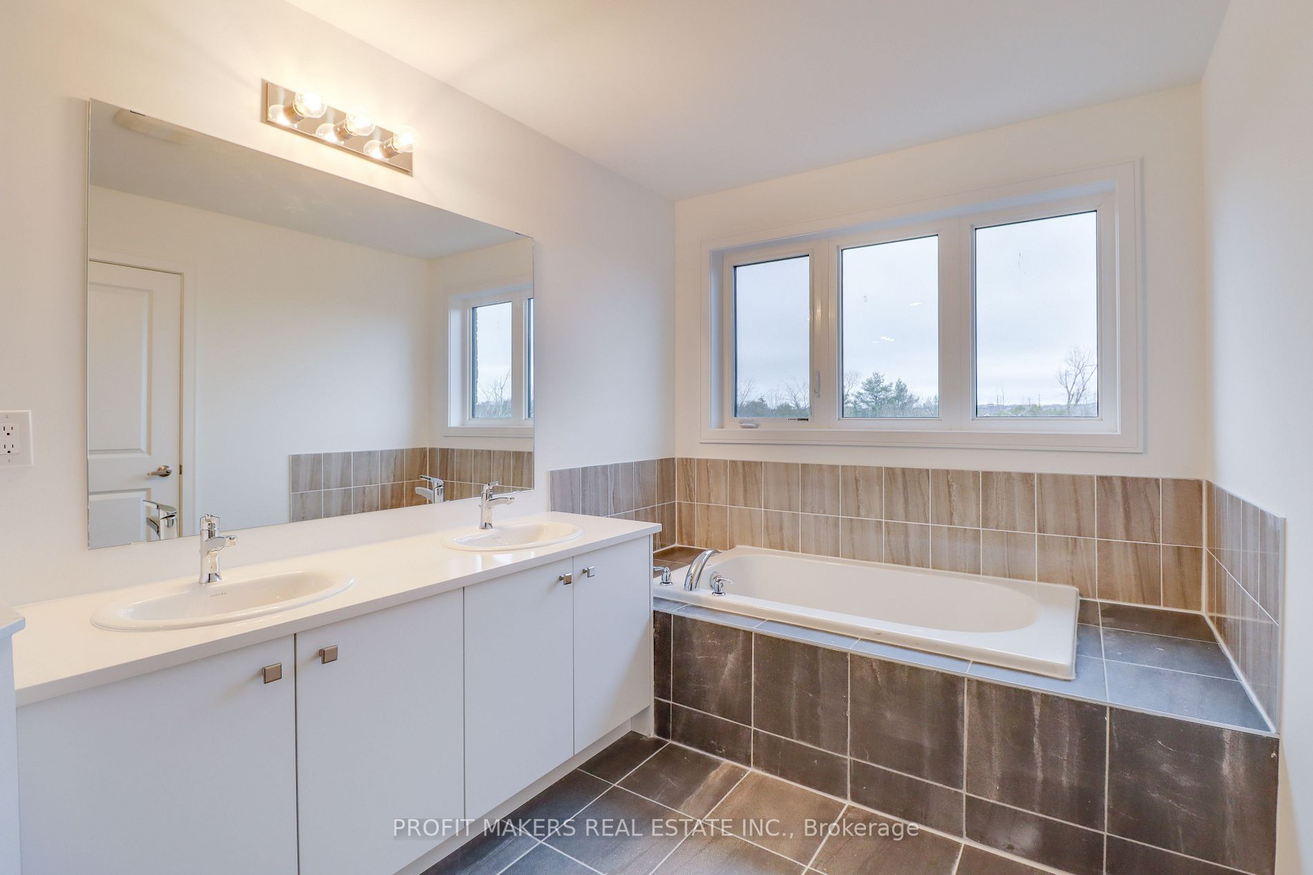 60 Blue Forest Cres