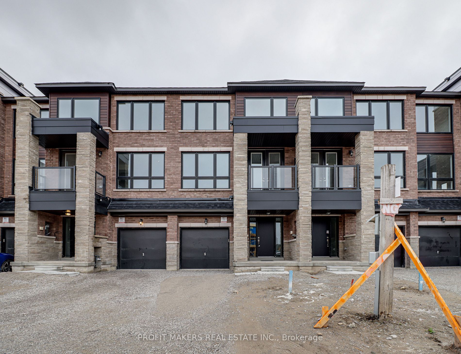 60 Blue Forest Cres