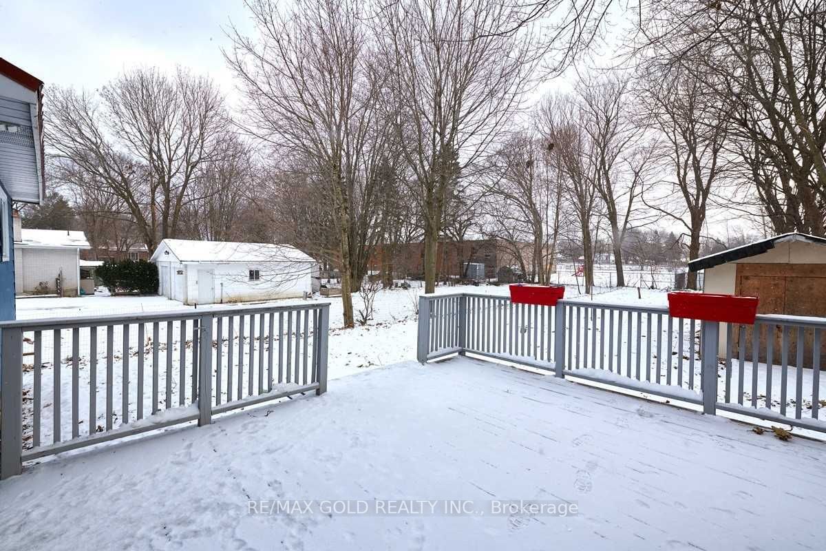 89 Simcoe St