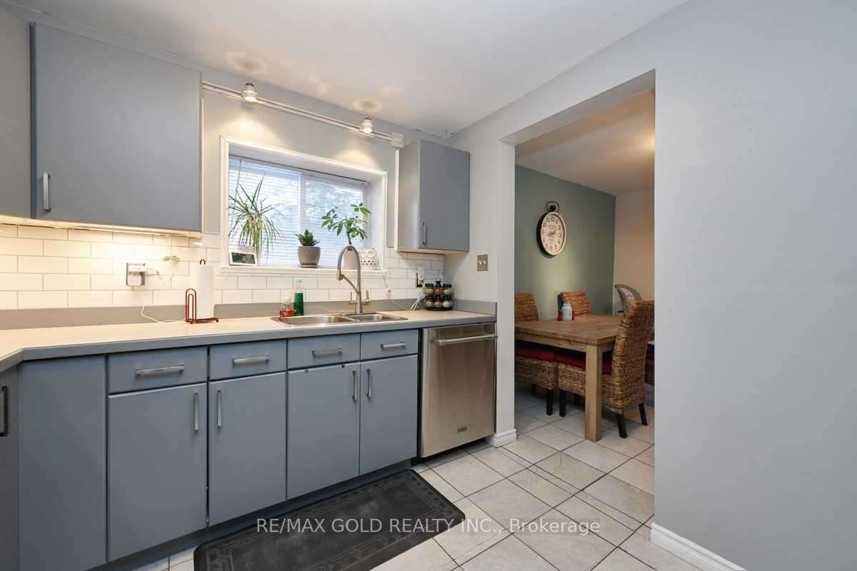89 Simcoe St