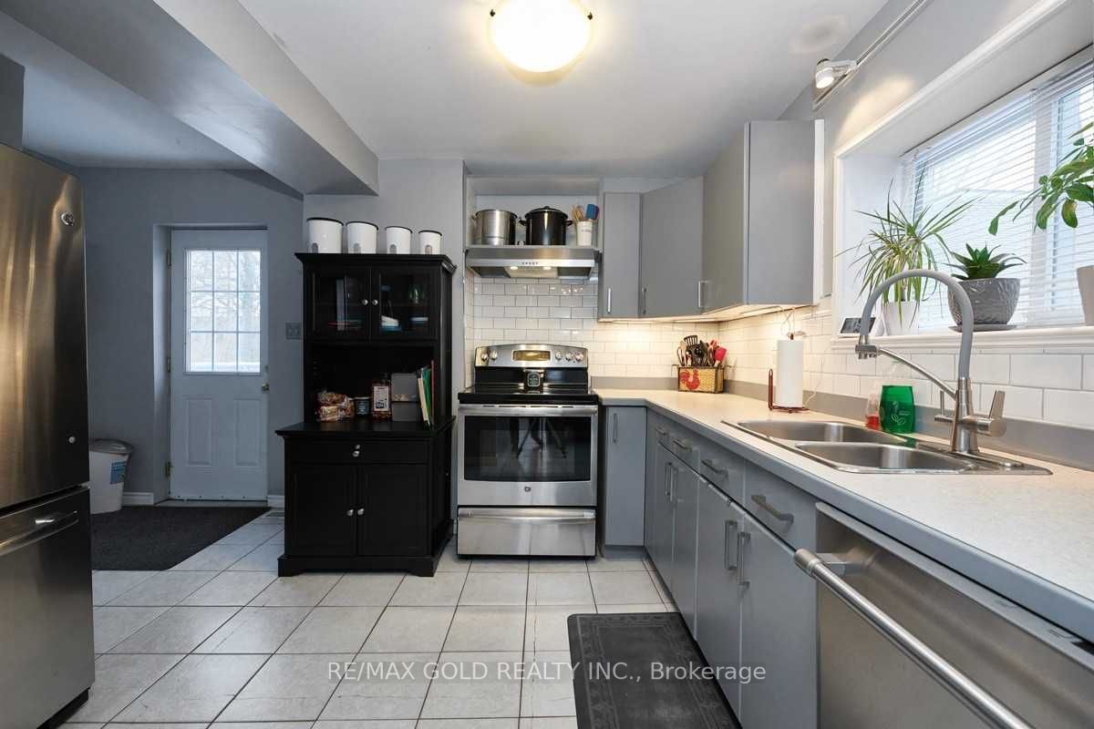 89 Simcoe St
