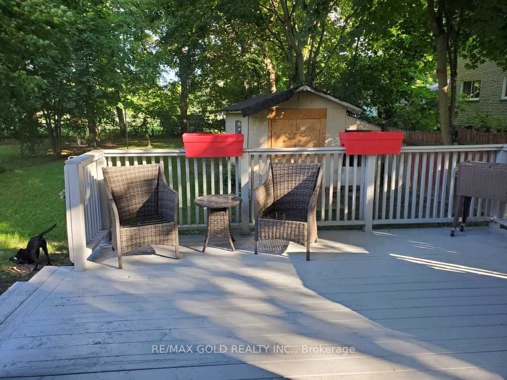89 Simcoe St