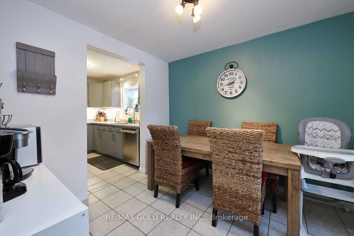 89 Simcoe St