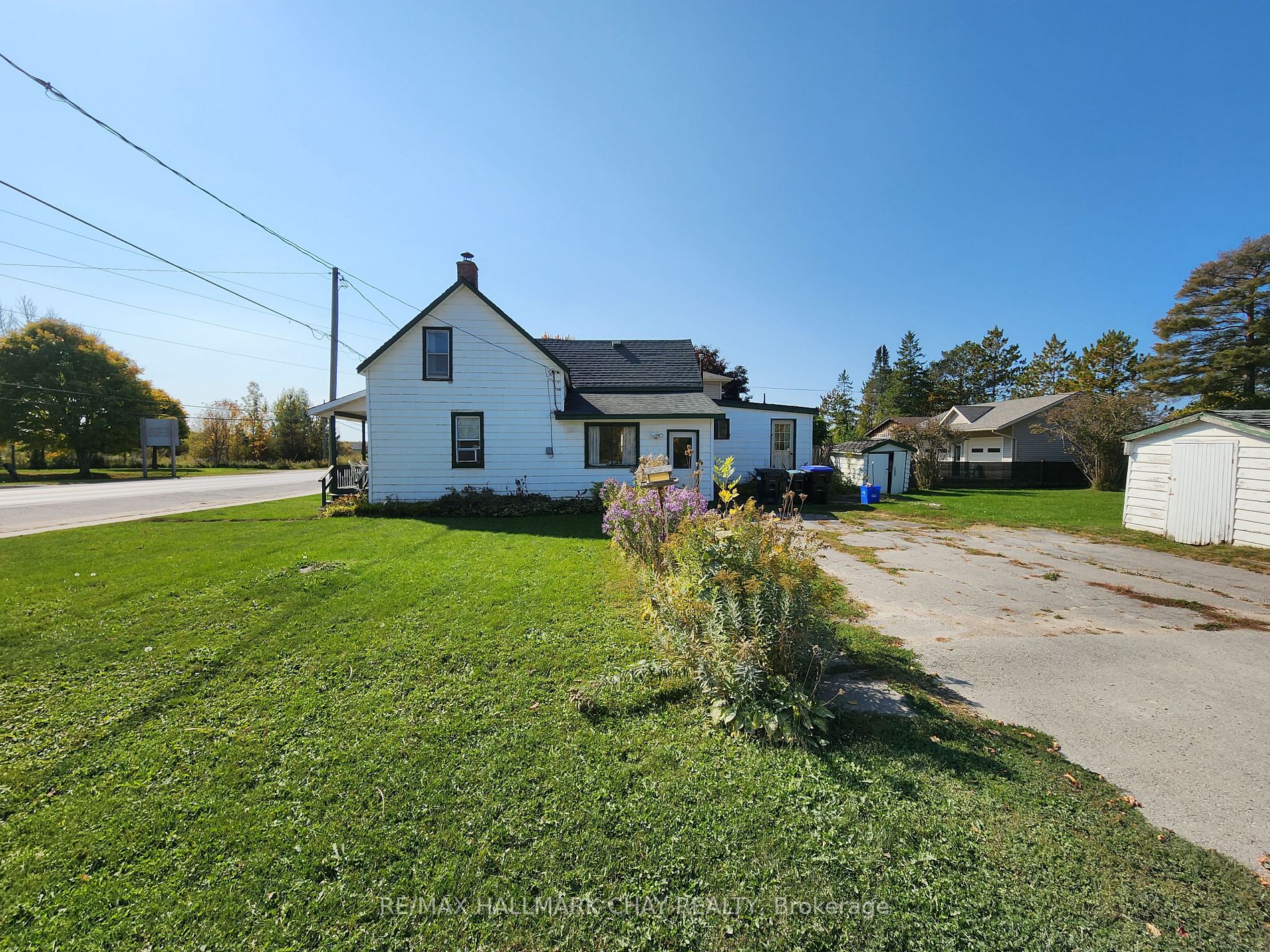 144 Queen St W