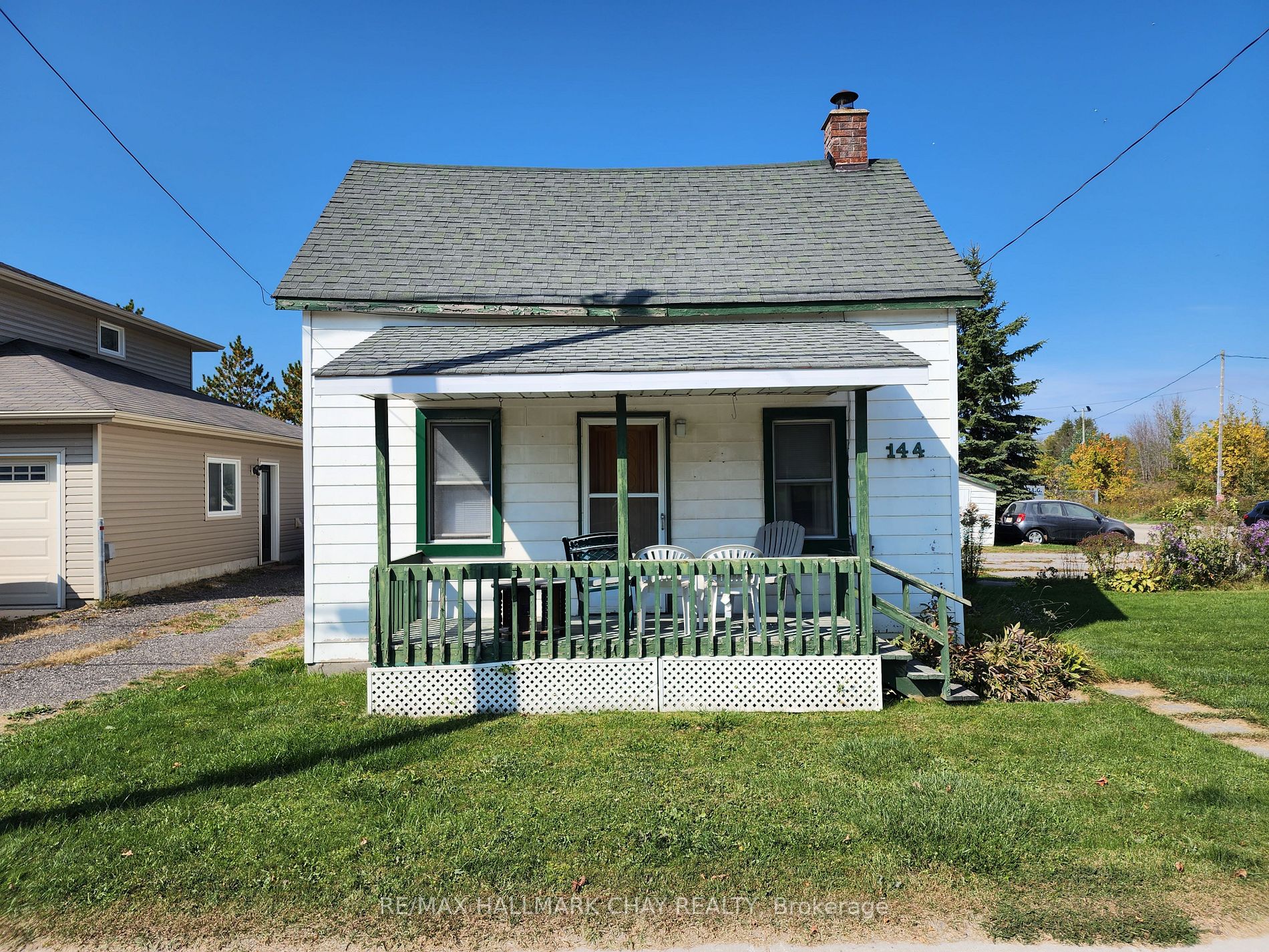 144 Queen St W