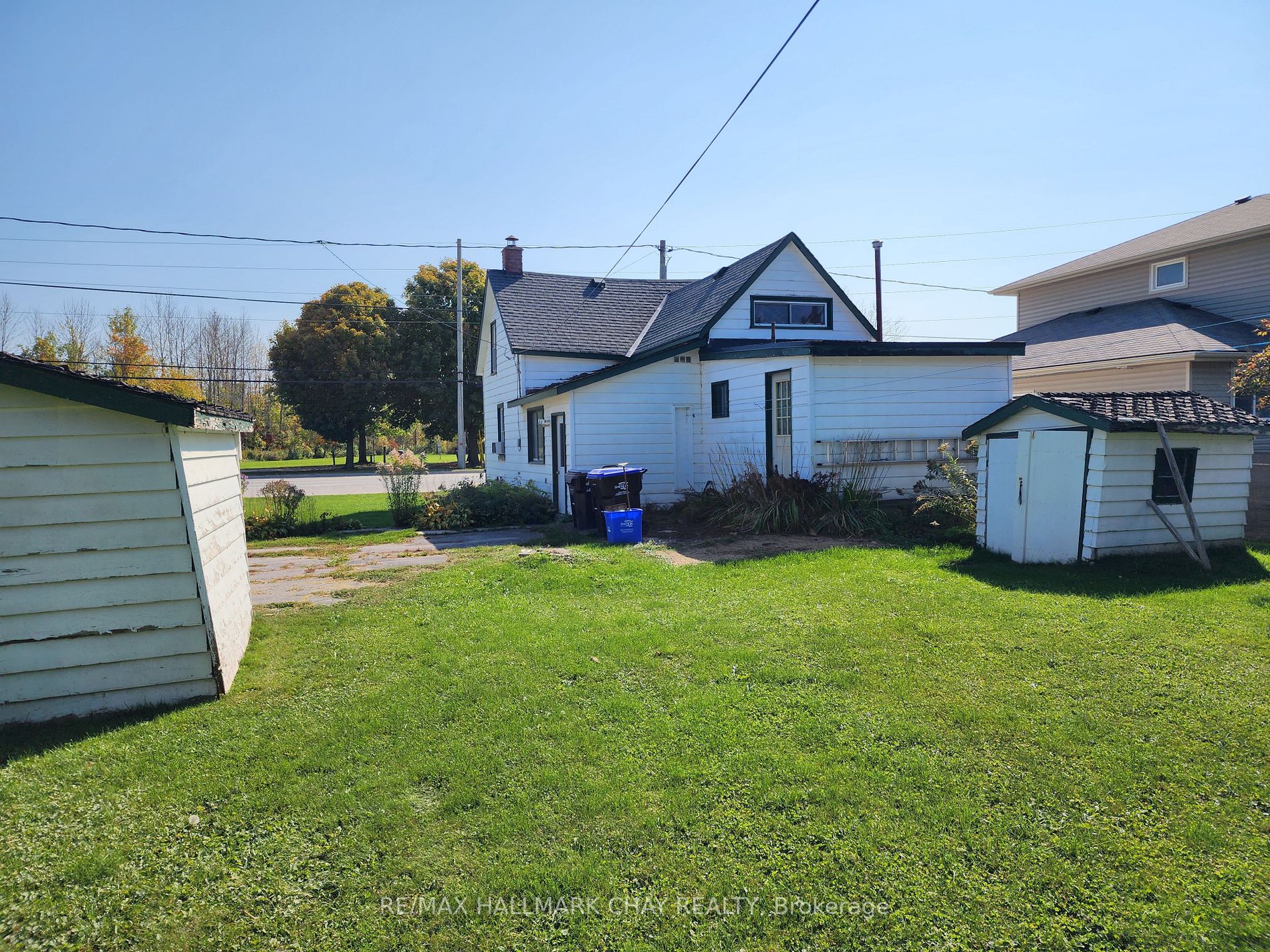 144 Queen St W