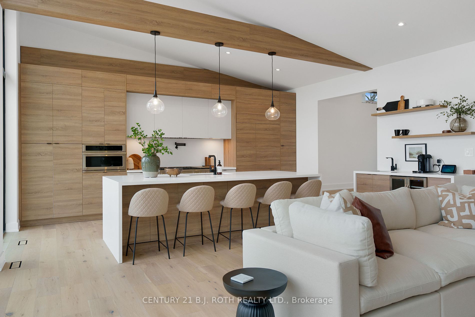 655 Glen Cres