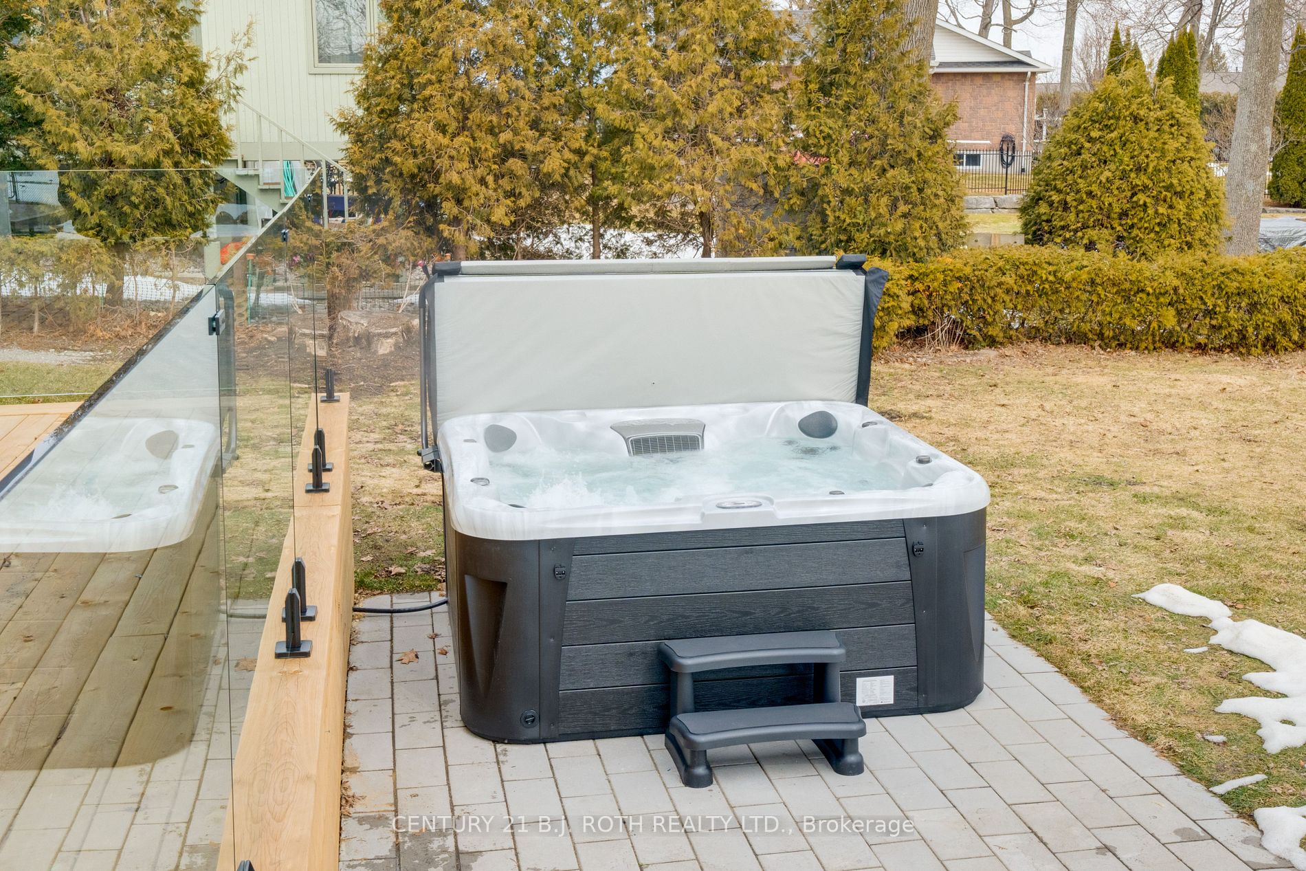 655 Glen Cres