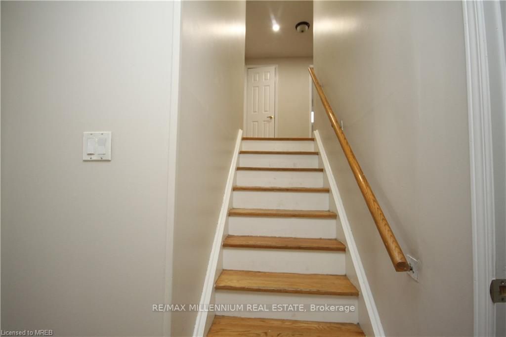 6 College Cres