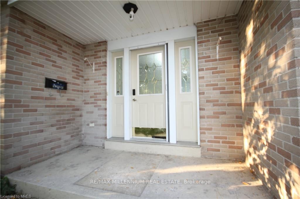 6 College Cres