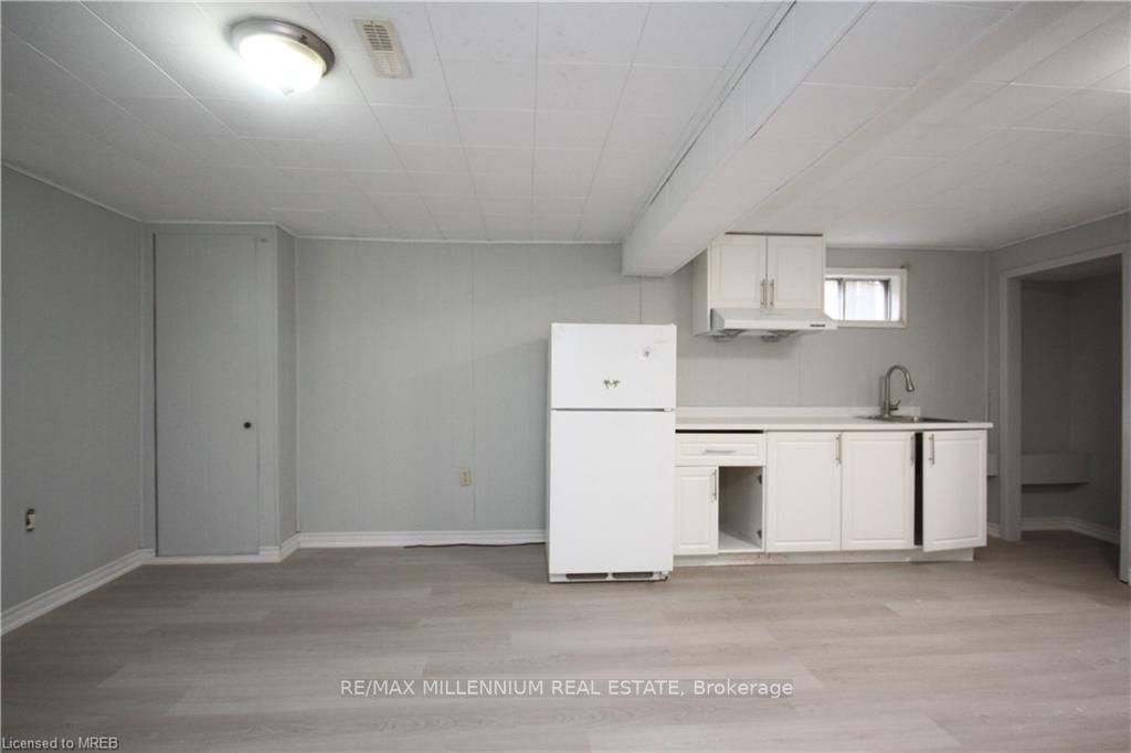 6 College Cres