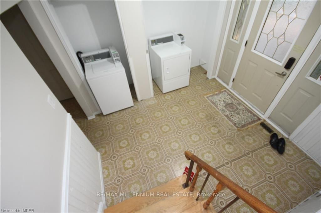 6 College Cres