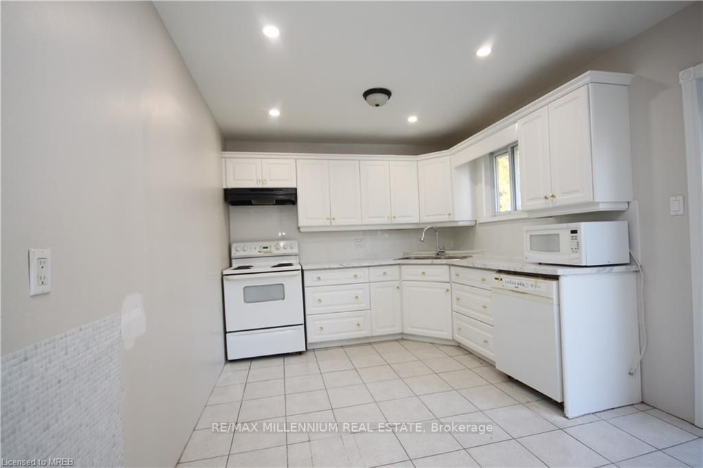 6 College Cres