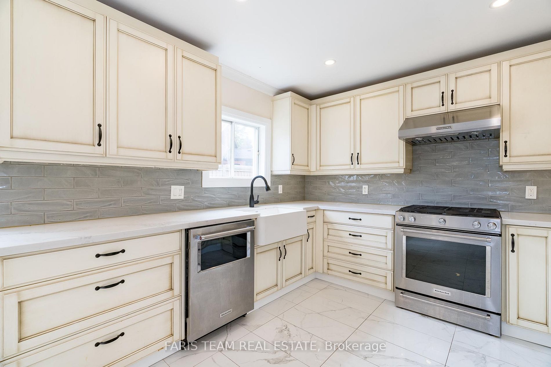 237 Simcoe St