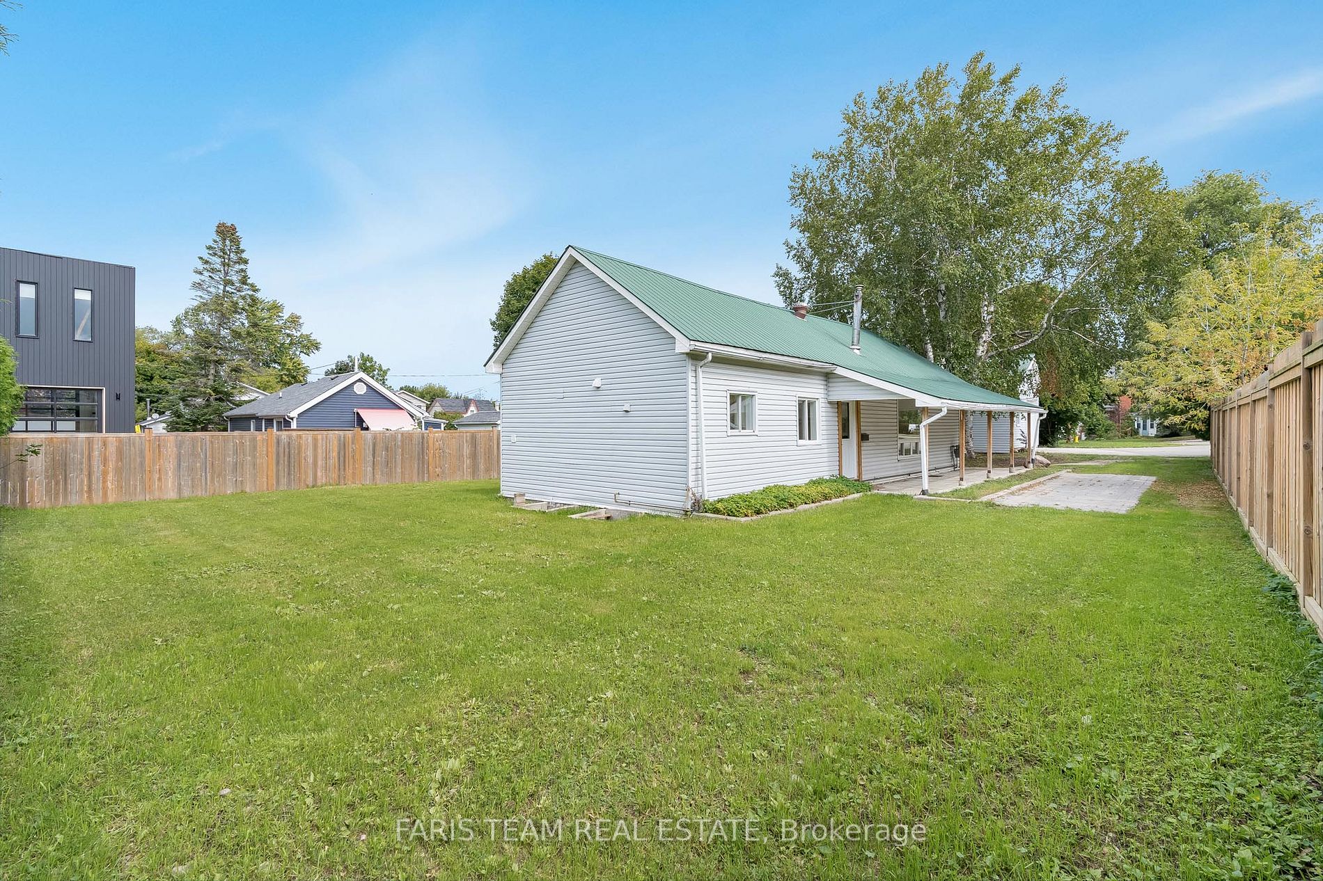 237 Simcoe St