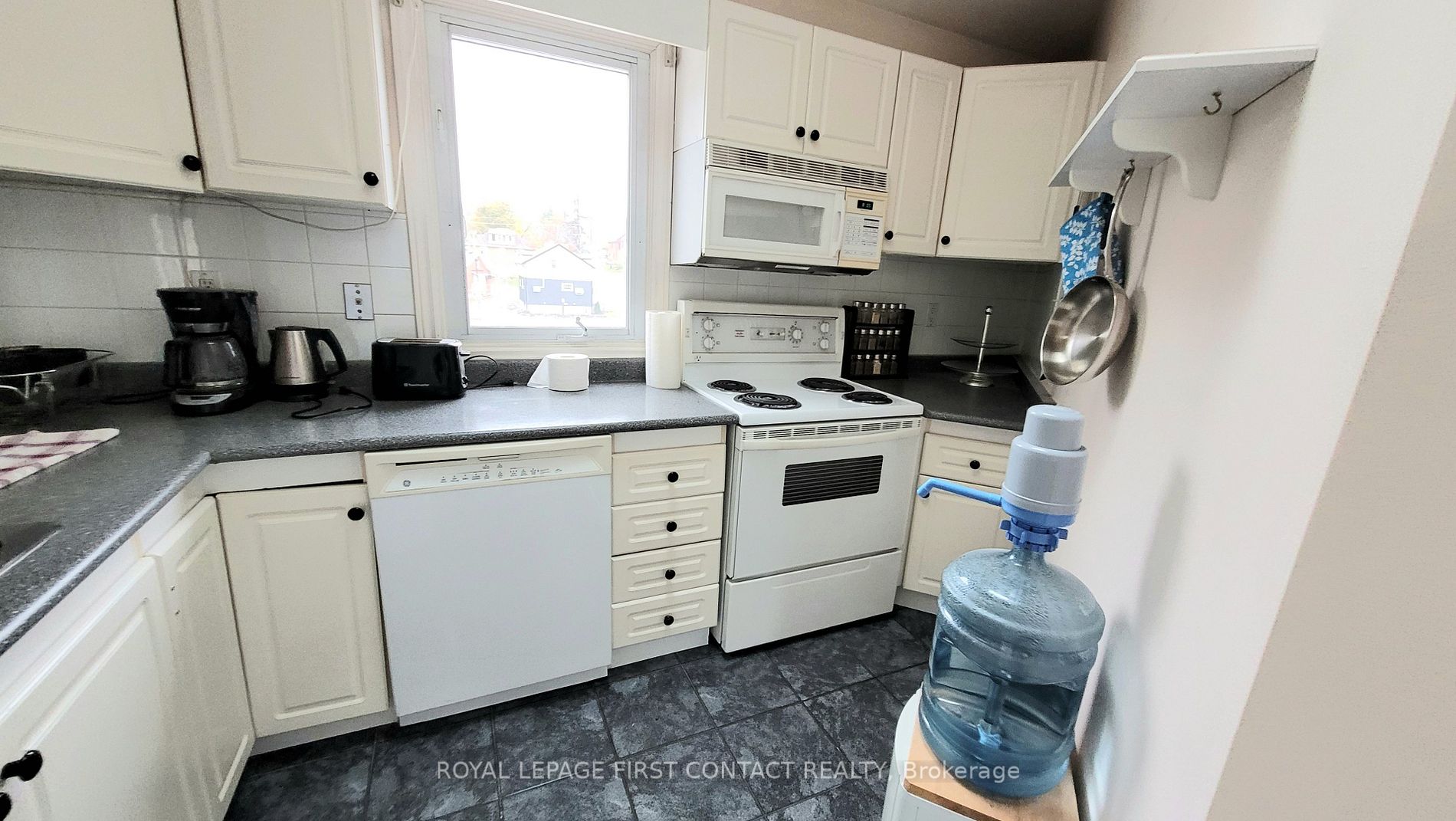 66 Maple Ave E, #301
