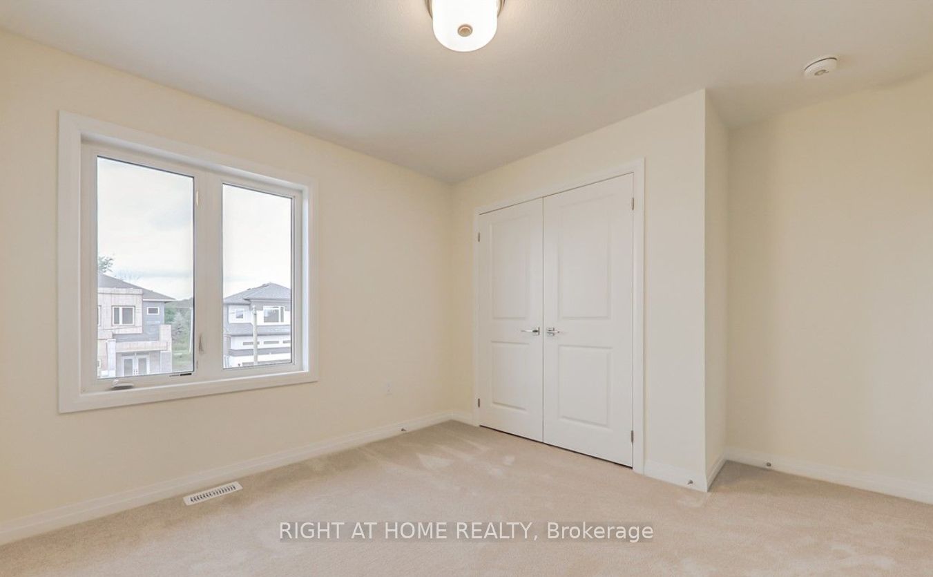 3748 Sunbank Cres S