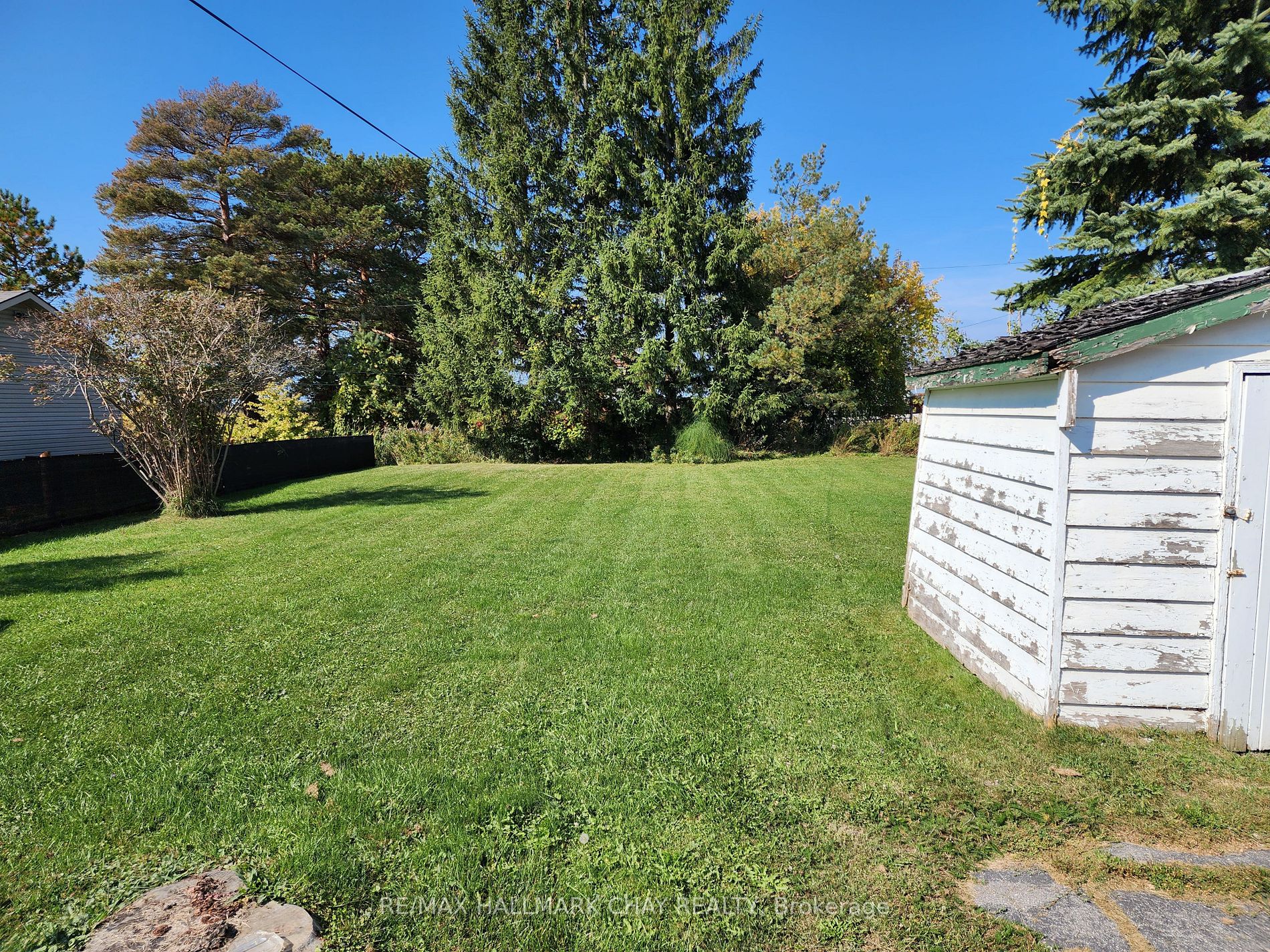 144 Queen St W