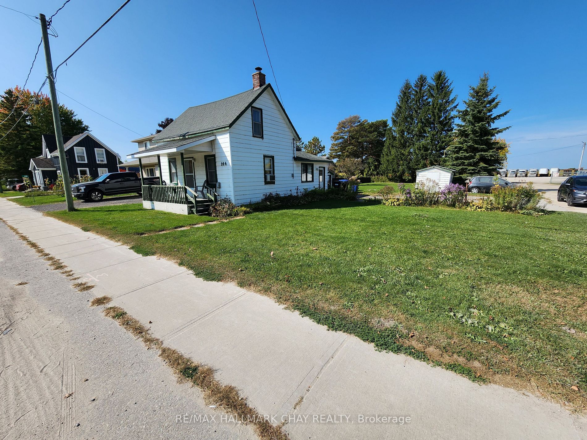 144 Queen St W