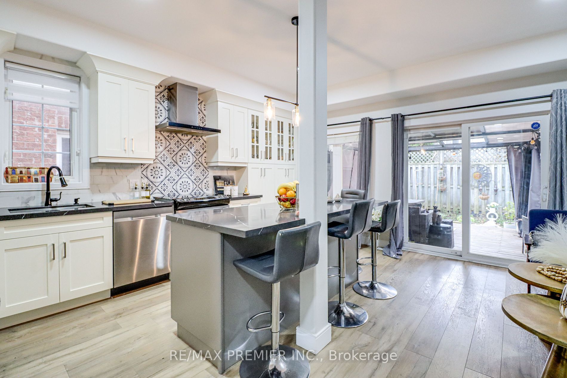 488 Yonge St, #11