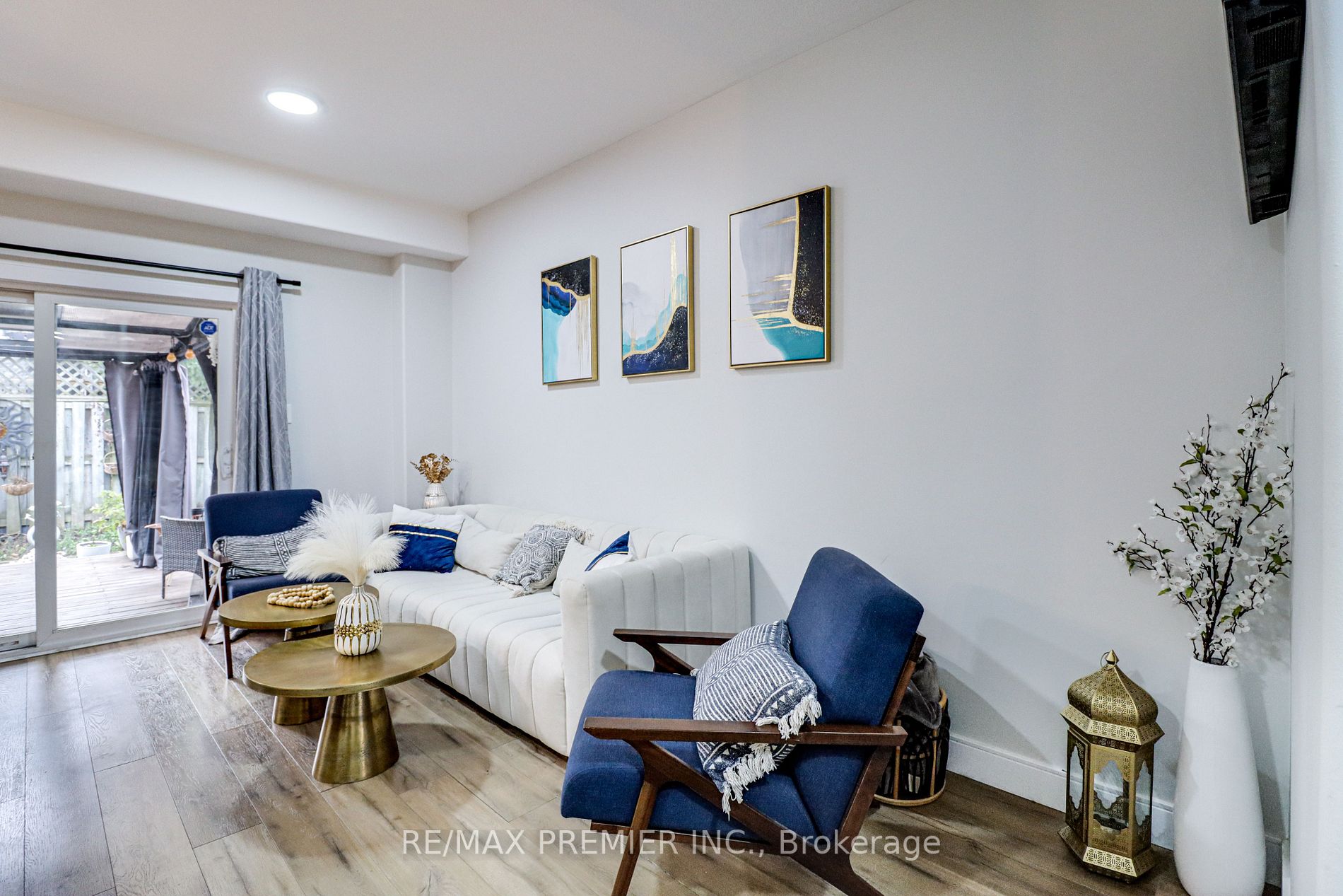 488 Yonge St, #11