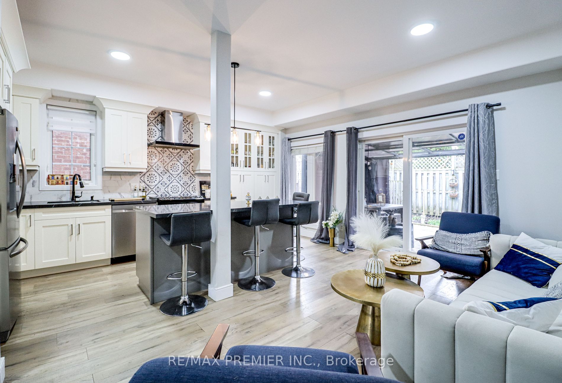 488 Yonge St, #11
