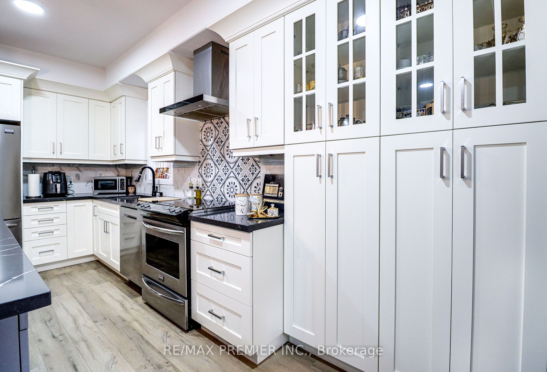 488 Yonge St, #11