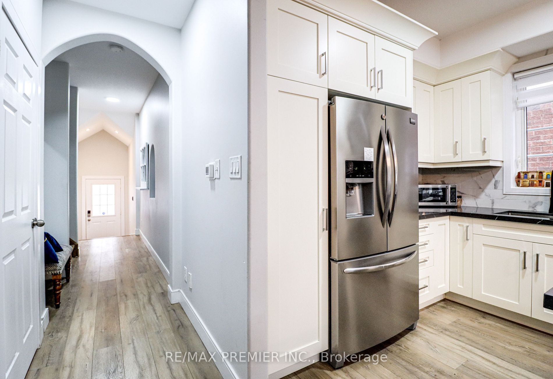 488 Yonge St, #11