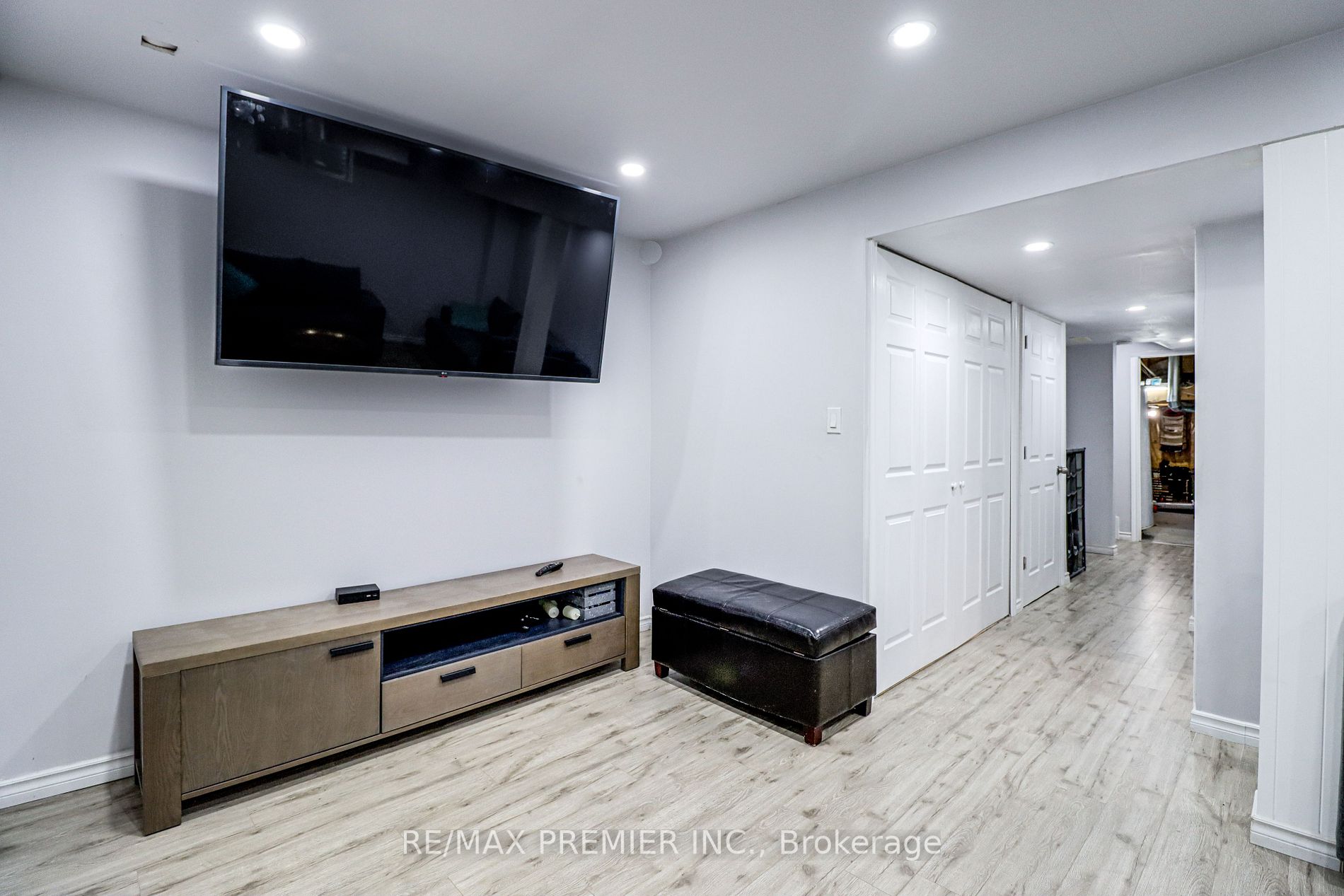 488 Yonge St, #11