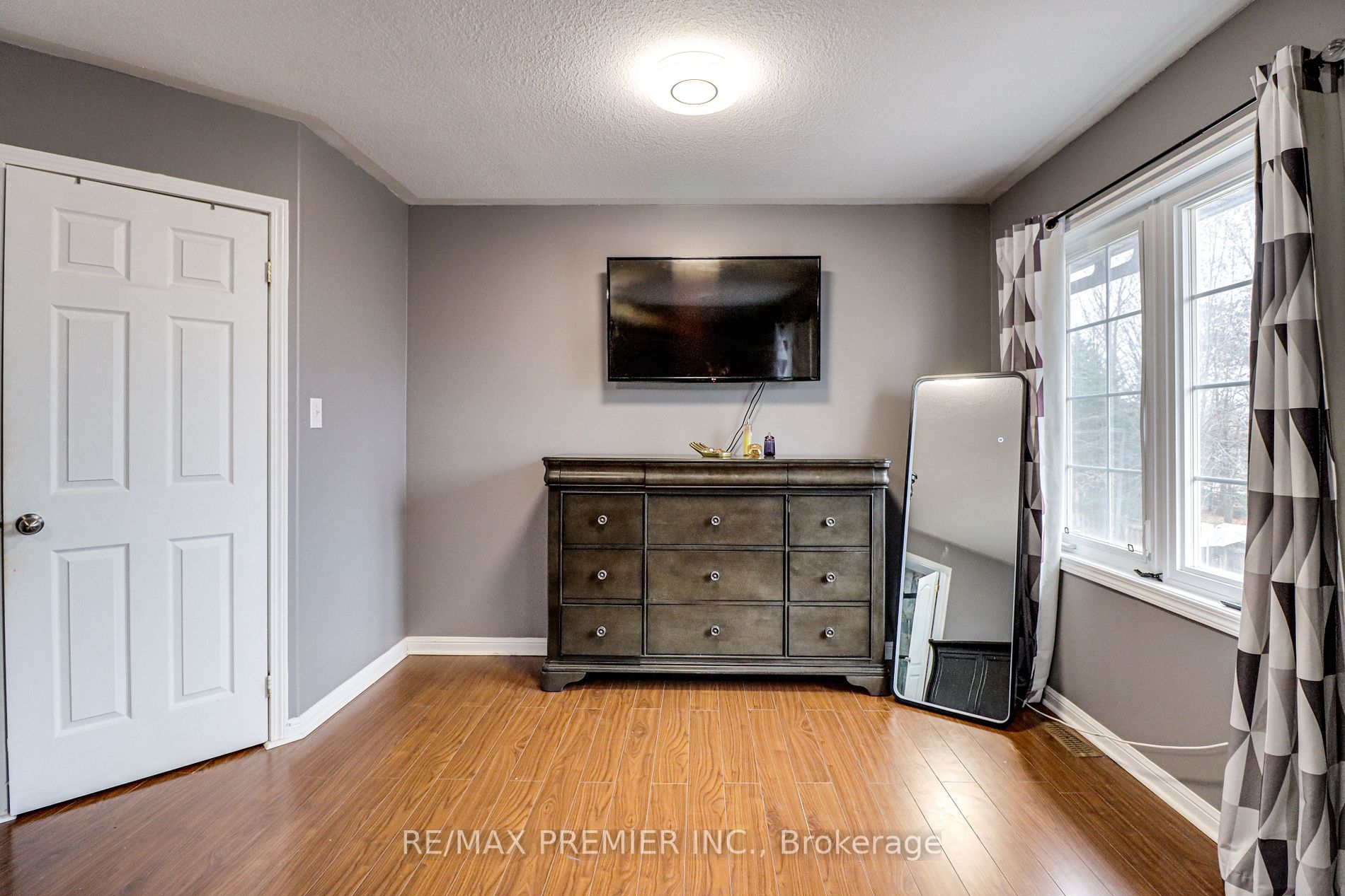 488 Yonge St, #11