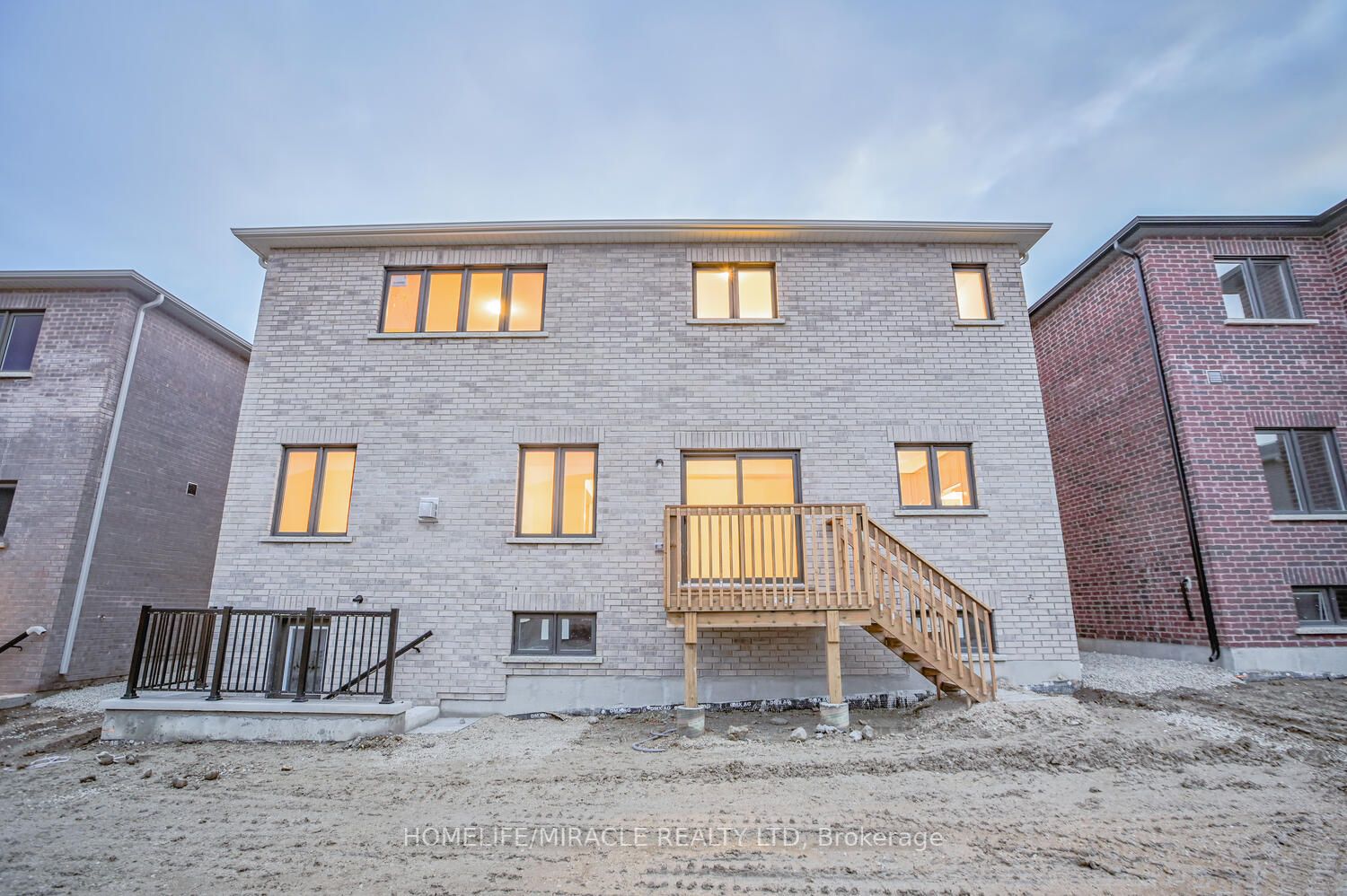 255 Centre St S