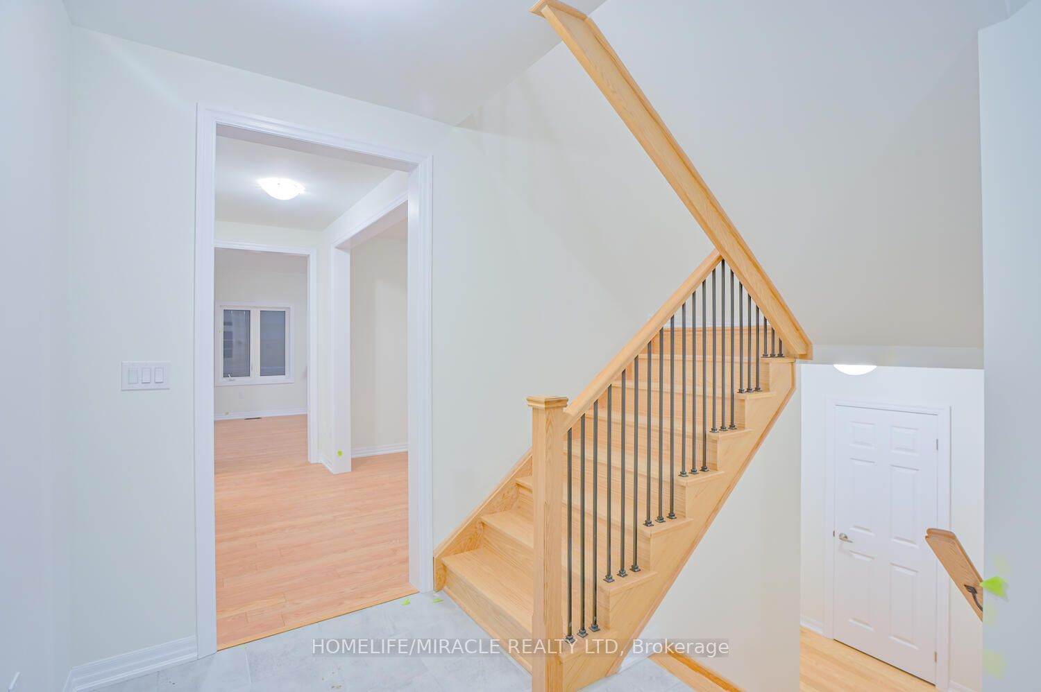 255 Centre St S
