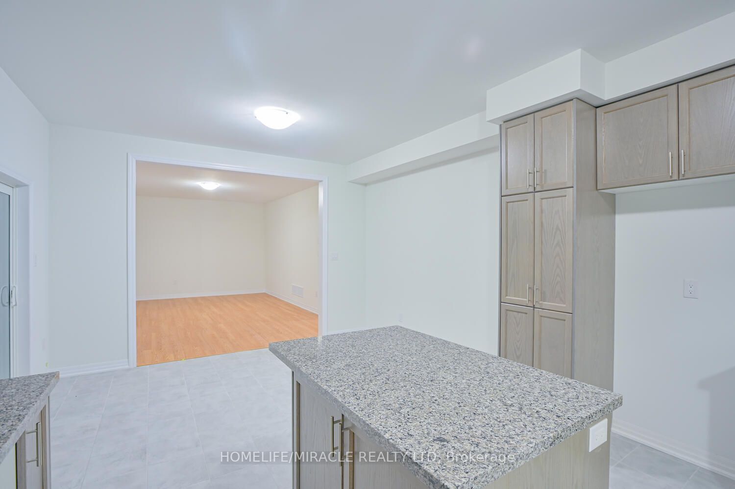 255 Centre St S