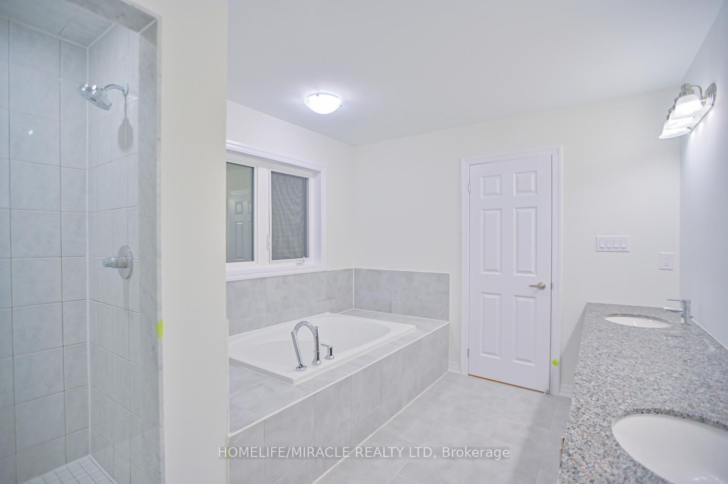 255 Centre St S