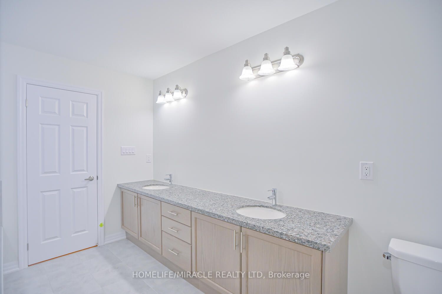 255 Centre St S