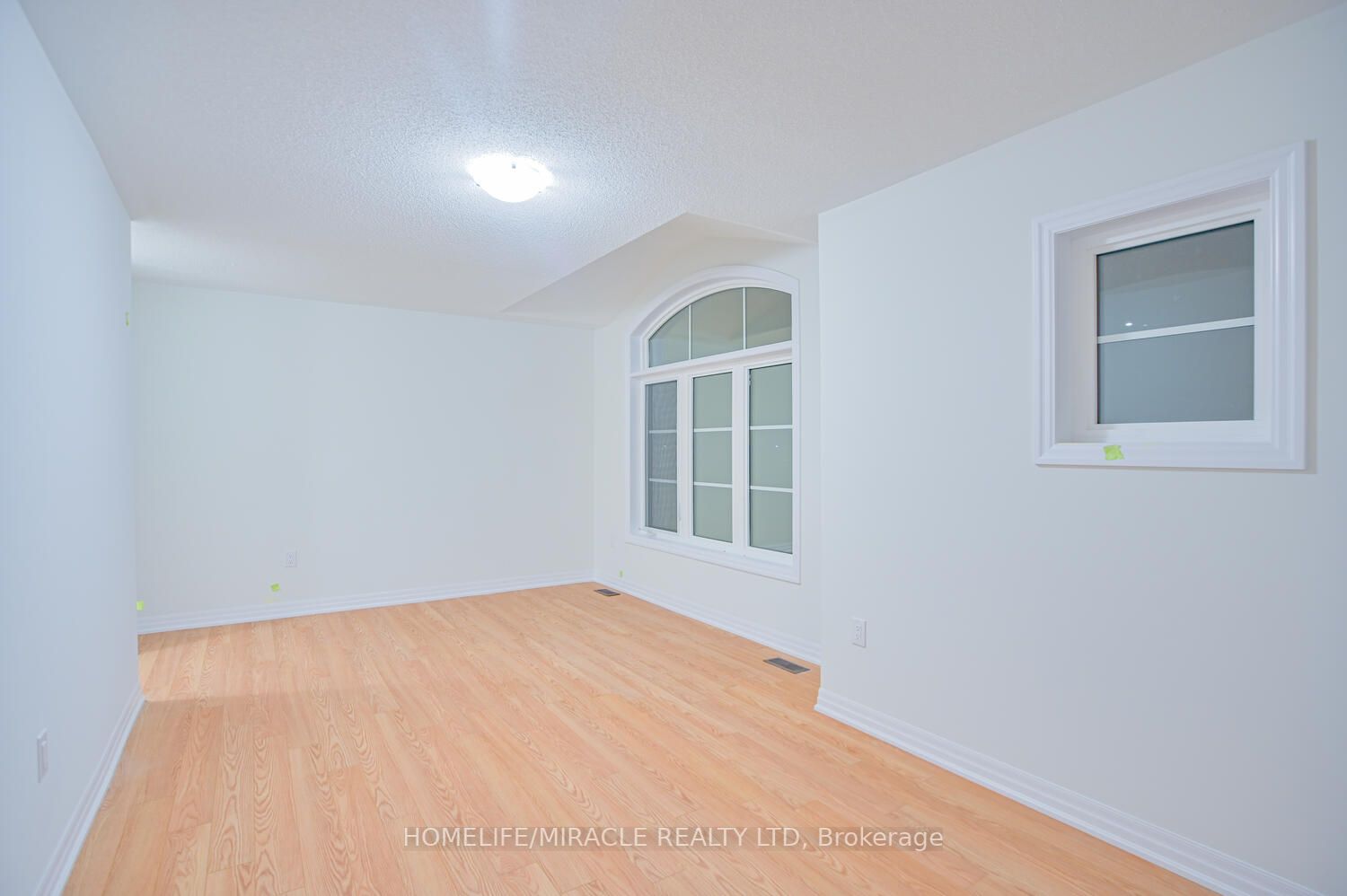 255 Centre St S