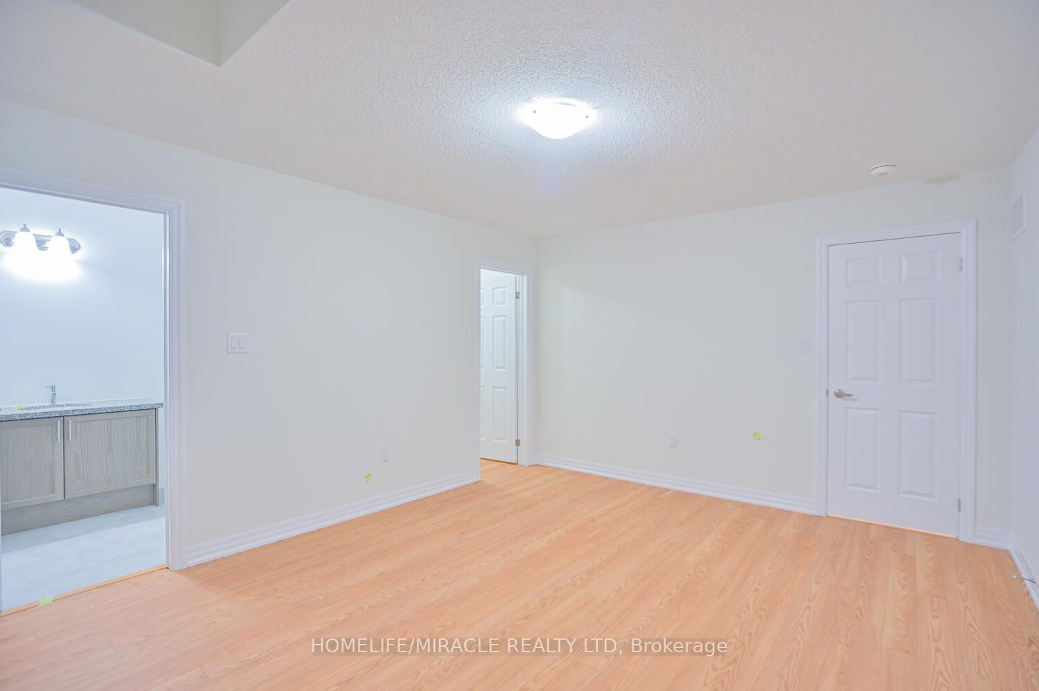 255 Centre St S