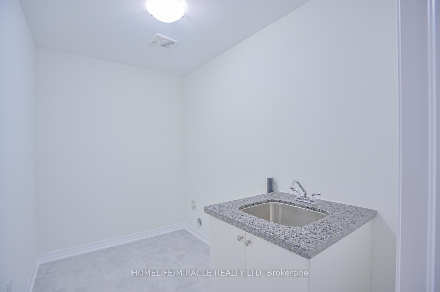 255 Centre St S