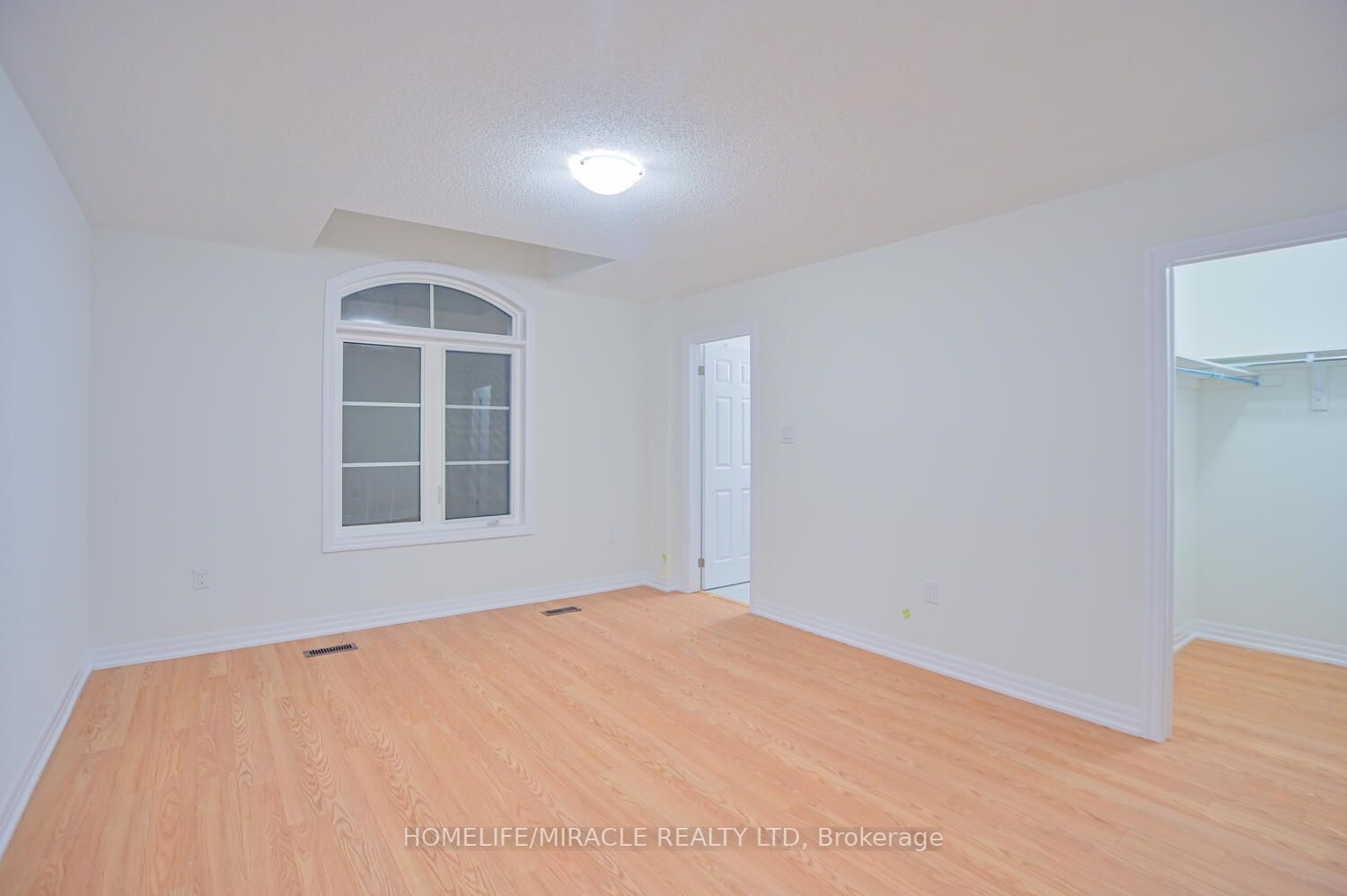 255 Centre St S