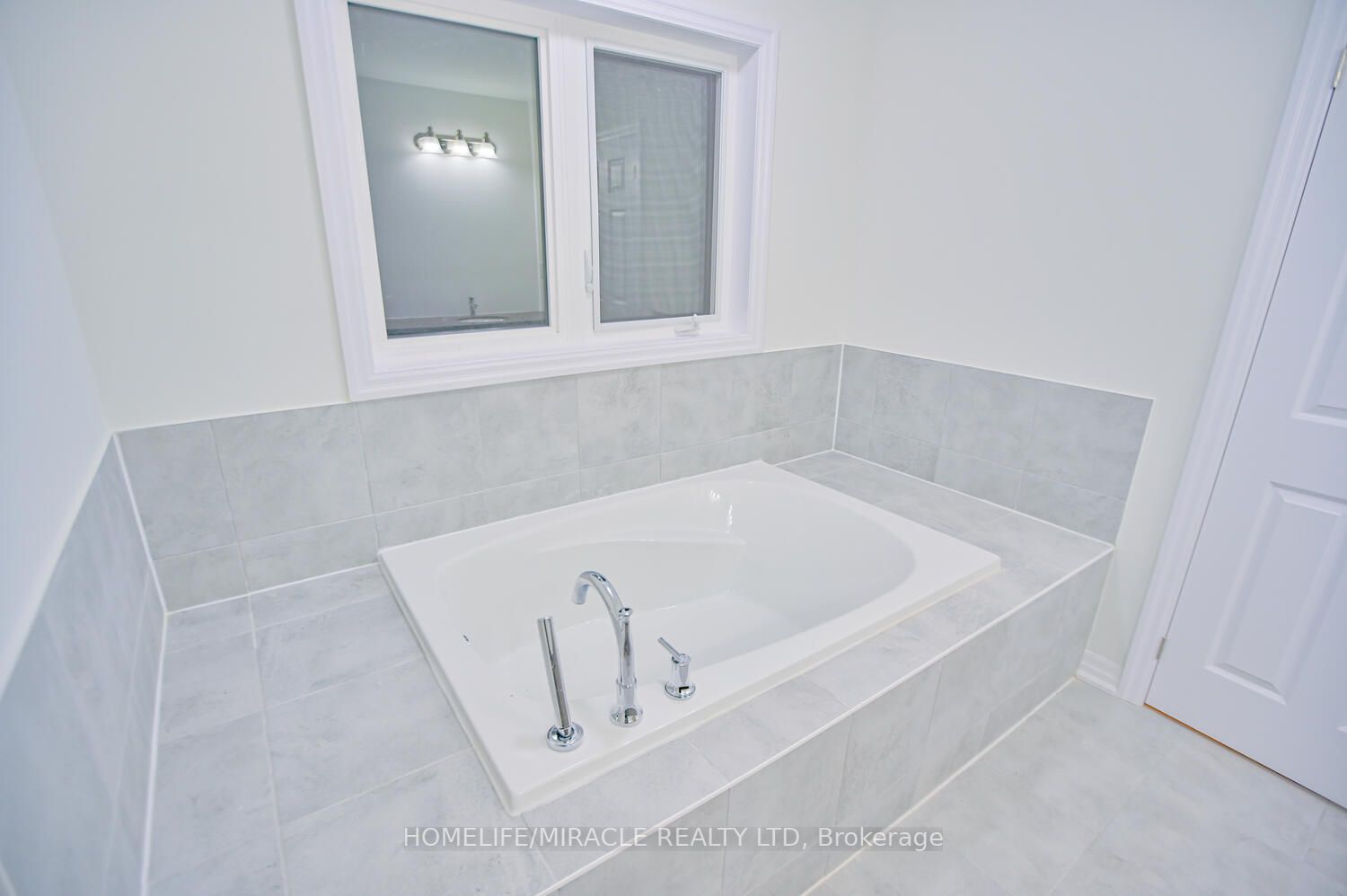255 Centre St S