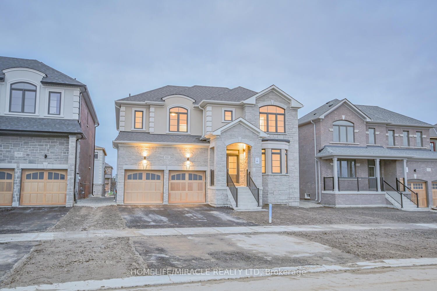 255 Centre St S