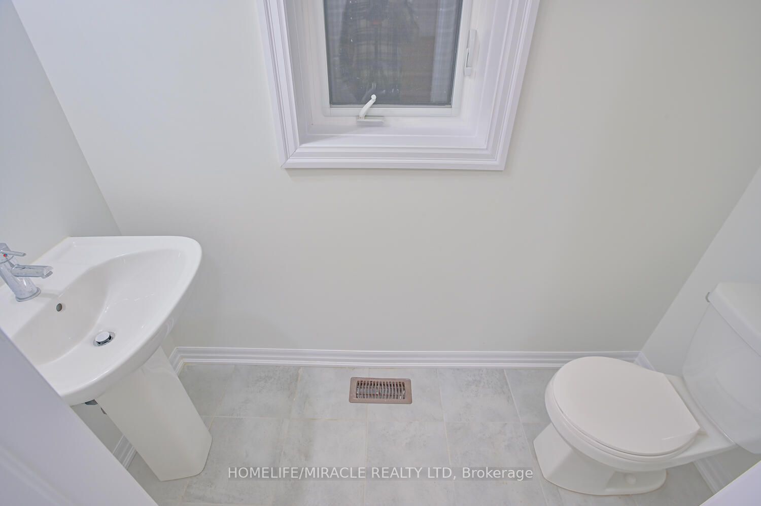255 Centre St S