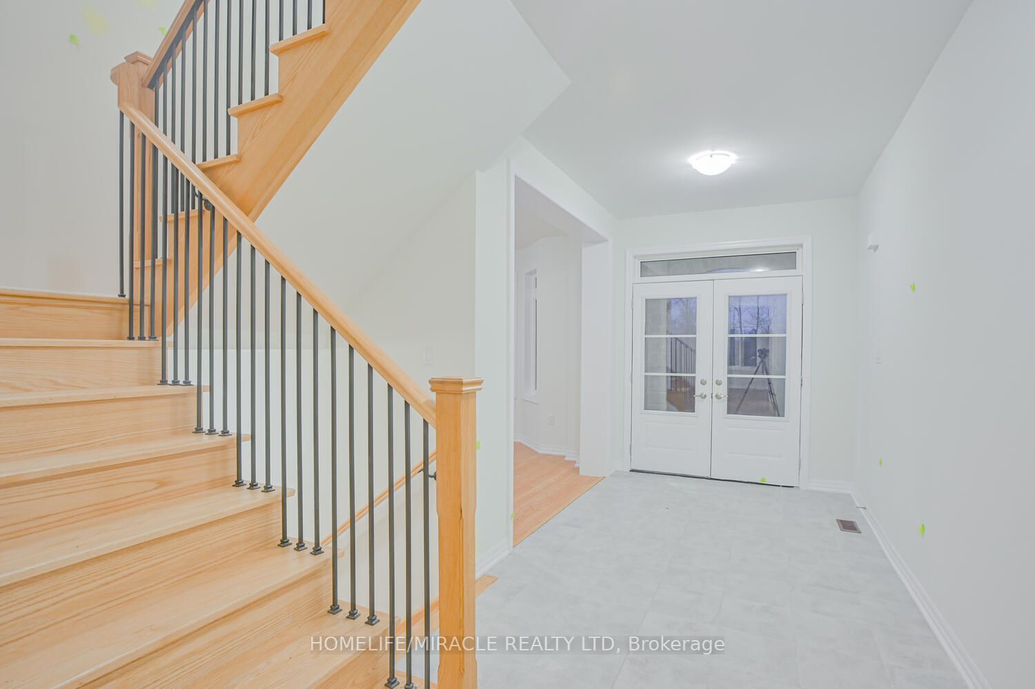 255 Centre St S
