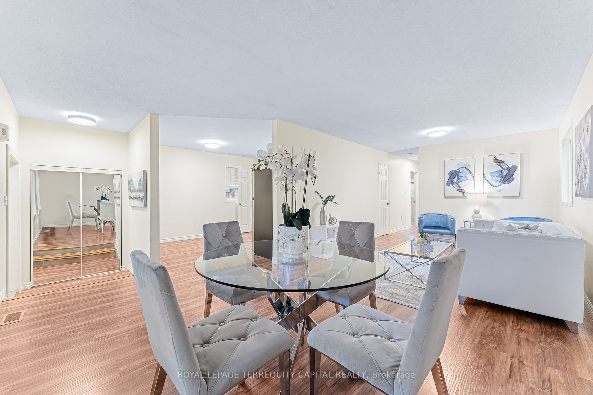 387 Georgian Dr