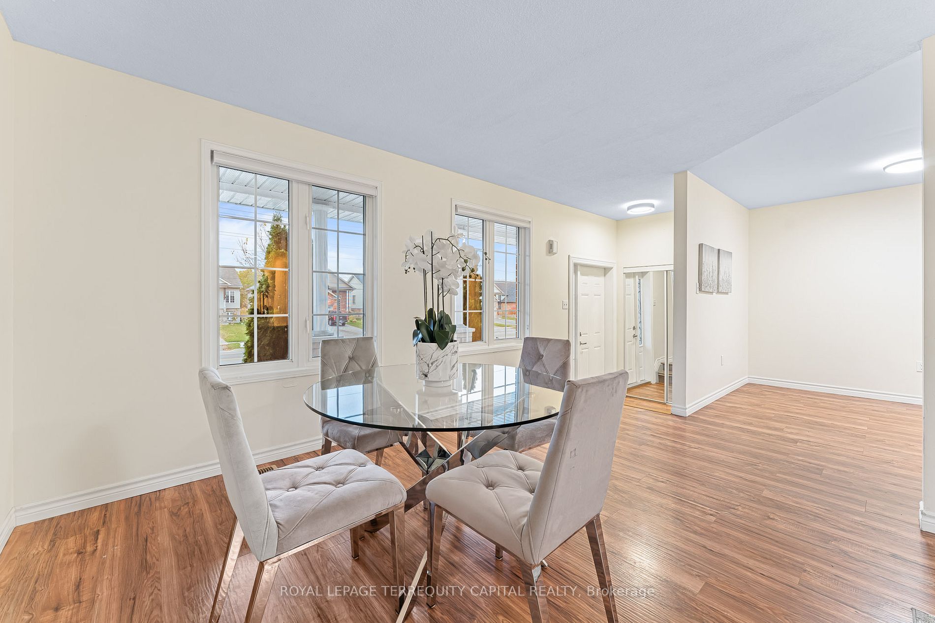 387 Georgian Dr